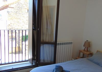 Vivienda en Orós Bajo (a 8 min de Biescas) en edificio de piedra natural en planta baja salón-cocina, baño y dormitorio. En planta primera 2 dormitorios dobles, baño.