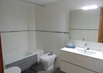 Vivienda en Orós Bajo (a 8 min de Biescas) en edificio de piedra natural en planta baja salón-cocina, baño y dormitorio. En planta primera 2 dormitorios dobles, baño.