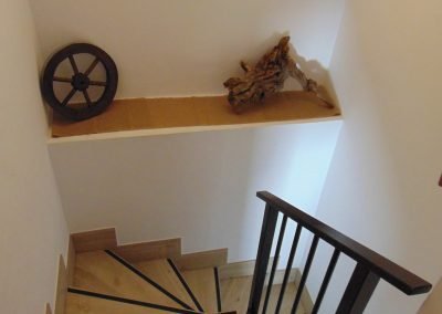 Vivienda en Orós Bajo (a 8 min de Biescas) en edificio de piedra natural en planta baja salón-cocina, baño y dormitorio. En planta primera 2 dormitorios dobles, baño.