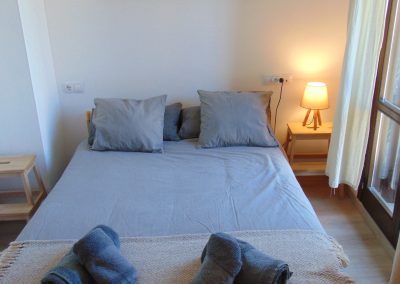Vivienda en Orós Bajo (a 8 min de Biescas) en edificio de piedra natural en planta baja salón-cocina, baño y dormitorio. En planta primera 2 dormitorios dobles, baño.