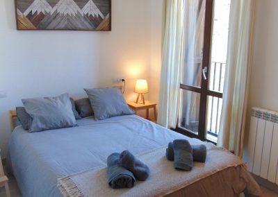Vivienda en Orós Bajo (a 8 min de Biescas) en edificio de piedra natural en planta baja salón-cocina, baño y dormitorio. En planta primera 2 dormitorios dobles, baño.