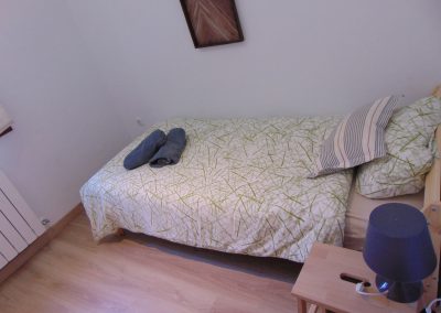 Vivienda en Orós Bajo (a 8 min de Biescas) en edificio de piedra natural en planta baja salón-cocina, baño y dormitorio. En planta primera 2 dormitorios dobles, baño.