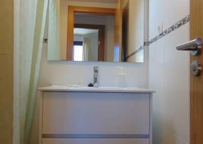 Vivienda en Orós Bajo (a 8 min de Biescas) en edificio de piedra natural en planta baja salón-cocina, baño y dormitorio. En planta primera 2 dormitorios dobles, baño.