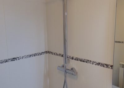 Vivienda en Orós Bajo (a 8 min de Biescas) en edificio de piedra natural en planta baja salón-cocina, baño y dormitorio. En planta primera 2 dormitorios dobles, baño.