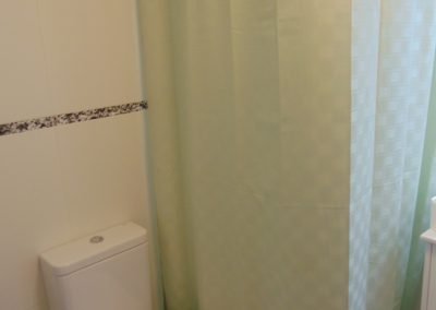 Vivienda en Orós Bajo (a 8 min de Biescas) en edificio de piedra natural en planta baja salón-cocina, baño y dormitorio. En planta primera 2 dormitorios dobles, baño.