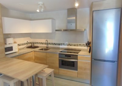 Vivienda en Orós Bajo (a 8 min de Biescas) en edificio de piedra natural en planta baja salón-cocina, baño y dormitorio. En planta primera 2 dormitorios dobles, baño.