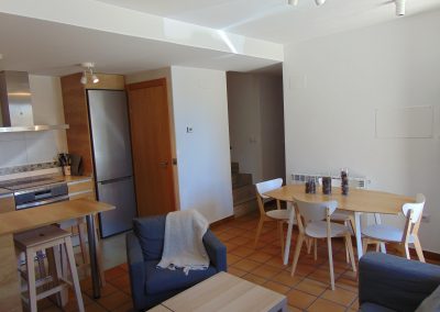 Vivienda en Orós Bajo (a 8 min de Biescas) en edificio de piedra natural en planta baja salón-cocina, baño y dormitorio. En planta primera 2 dormitorios dobles, baño.