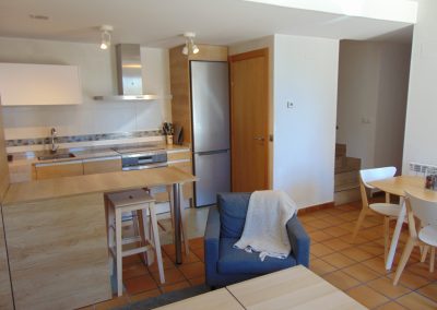 Vivienda en Orós Bajo (a 8 min de Biescas) en edificio de piedra natural en planta baja salón-cocina, baño y dormitorio. En planta primera 2 dormitorios dobles, baño.