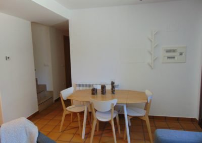 Vivienda en Orós Bajo (a 8 min de Biescas) en edificio de piedra natural en planta baja salón-cocina, baño y dormitorio. En planta primera 2 dormitorios dobles, baño.