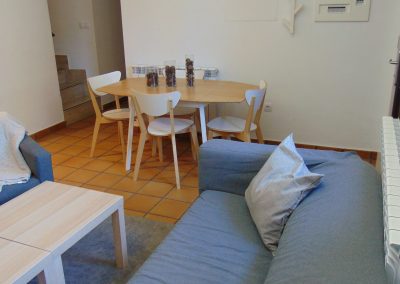 Vivienda en Orós Bajo (a 8 min de Biescas) en edificio de piedra natural en planta baja salón-cocina, baño y dormitorio. En planta primera 2 dormitorios dobles, baño.