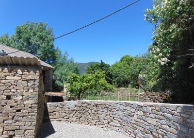 Vivienda en Orós Bajo (a 8 min de Biescas) en edificio de piedra natural en planta baja salón-cocina, baño y dormitorio. En planta primera 2 dormitorios dobles, baño.