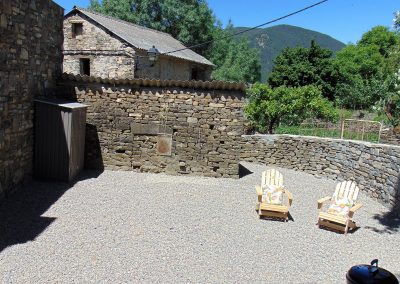 Vivienda en Orós Bajo (a 8 min de Biescas) en edificio de piedra natural en planta baja salón-cocina, baño y dormitorio. En planta primera 2 dormitorios dobles, baño.