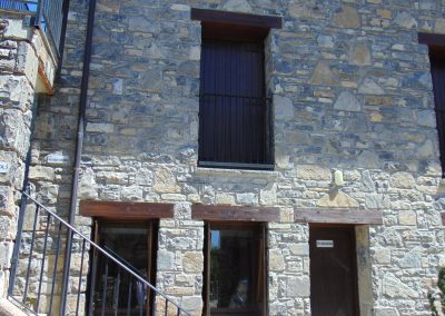 Vivienda en Orós Bajo (a 8 min de Biescas) en edificio de piedra natural en planta baja salón-cocina, baño y dormitorio. En planta primera 2 dormitorios dobles, baño.