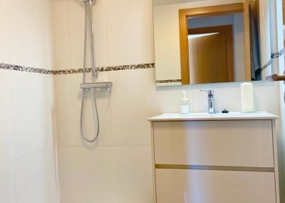 Vivienda en Orós Bajo (a 8 min de Biescas) en edificio de piedra natural en planta baja salón-cocina, baño y dormitorio. En planta primera 2 dormitorios dobles, baño.