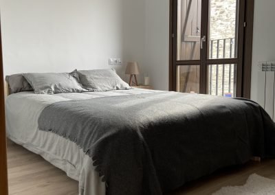 Vivienda en Orós Bajo (a 8 min de Biescas) en edificio de piedra natural en planta baja salón-cocina, baño y dormitorio. En planta primera 2 dormitorios dobles, baño.