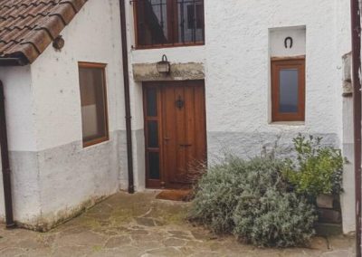 Casa Batán - fachada y entrada de la casa rural en Larrés