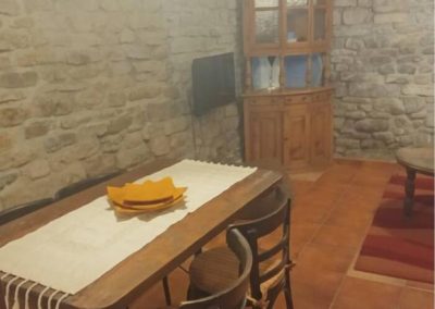 Casa Batán - comedor con mesa de madera en Larrés