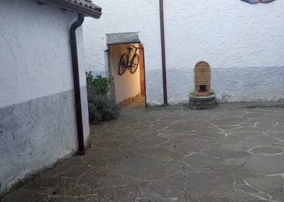 Casa Batán - patio con bicicleta y fuente en Larrés