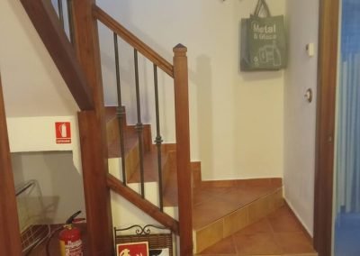 Casa Batán - escalera interior de madera en Larrés