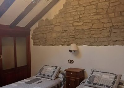 Casa Batán - dormitorio secundario con dos camas en Larrés